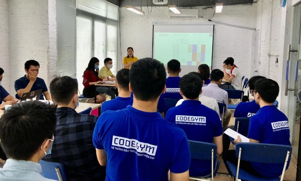 Chị Trần Thị Vân - Giám đốc Đào tạo CodeGym Hà Nội chia sẻ mở đầu sự kiện